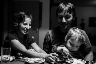 Radovánek konzumuje sushi nejraději u velkého Radovana na klíně, je k tomu ovšem potřeba ještě asistentka Hanka