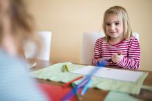 Móňa s Verčou kreslí dárek k svátku pro Radovánka