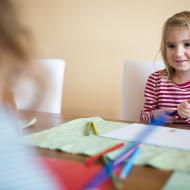 Móňa s Verčou kreslí dárek k svátku pro Radovánka