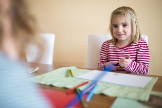 Móňa s Verčou kreslí dárek k svátku pro Radovánka