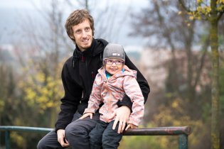 Šalina nám těsně ujela, tak já vám děcka ukážu, jak se zevluje na zábradlí, což?