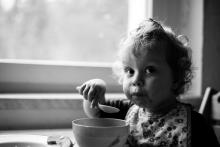 Byla by to škoda ostříhat takovou krásnou kštici, tak si Radovánka zdobíme sponkou :-)