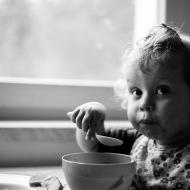 Byla by to škoda ostříhat takovou krásnou kštici, tak si Radovánka zdobíme sponkou :-)