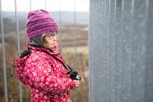 Vidina výstupu na rozhlednu a pohledu do dáli Verunku motivuje natolik, že se sama a rychle oblékne a vyrazí z domu