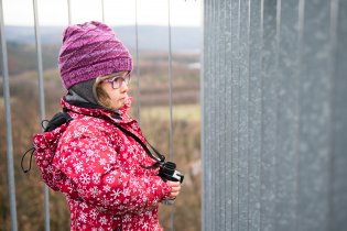 Vidina výstupu na rozhlednu a pohledu do dáli Verunku motivuje natolik, že se sama a rychle oblékne a vyrazí z domu