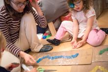 Chystáme cestičky, klikaté a hrbolaté. A balíme je do potravinářké folie, aby nám nevyschly.