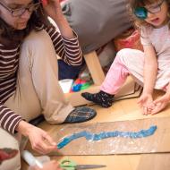 Chystáme cestičky, klikaté a hrbolaté. A balíme je do potravinářké folie, aby nám nevyschly.