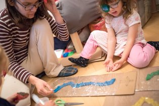 Chystáme cestičky, klikaté a hrbolaté. A balíme je do potravinářké folie, aby nám nevyschly.