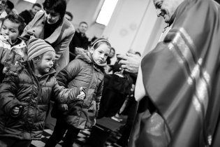 Radost z toho, že miska s hostiemi zůstala po celou cestu k oltáři nevysypána.