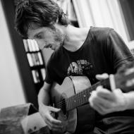 Když děti ulehnou, může tatínek v klidu kytarat.