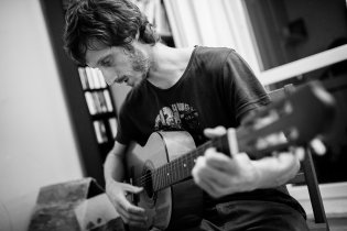 Když děti ulehnou, může tatínek v klidu kytarat.