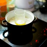 ... a balzámy na rty. Vosk včelí i karnaubský je třeba nejprve pořádne rozpustit ve vodní lázni