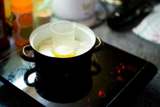 ... a balzámy na rty. Vosk včelí i karnaubský je třeba nejprve pořádne rozpustit ve vodní lázni