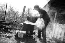 Naše první školková brigáda začíná - je potřeba připravit kamna, na kterých se bude vařit polévka