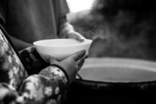 Výdej polévky s osobním přístupem