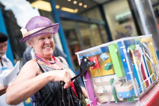 Mezinárodní slet flašinetářů v Brně - tato paní si to užívala, i když jí zrovna žádné zlaté mince v klobouku nechřestily :-)