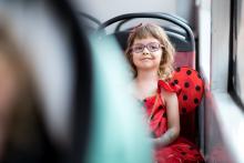 Pravá česká beruška v šalině. A ano, má opravdu namalované oči!