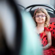 Pravá česká beruška v šalině. A ano, má opravdu namalované oči!