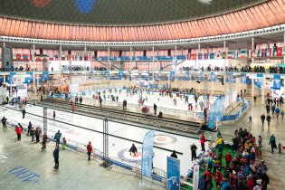 Tomuto architektonickému skvostu olympijské barvy vyloženě sluší