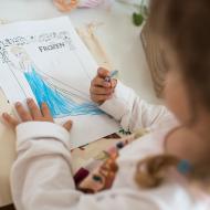 Těm princeznám se prostě nejde vyhnout, když je má na tričku každá druhá holčička u nás na sídlišti :-)