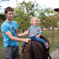 Na divokou jízdu na mule si Radovánek zatím netroufl, tak aspoň zapózoval