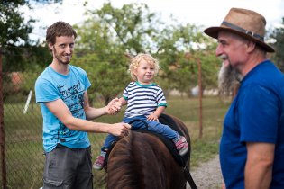 Na divokou jízdu na mule si Radovánek zatím netroufl, tak aspoň zapózoval