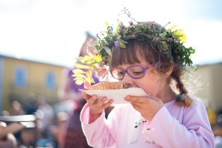 Tento výborný koláč nám na festivalu Mezilesy osobně prodala stejná paní, která vaří pro Verunčinu lesní školku