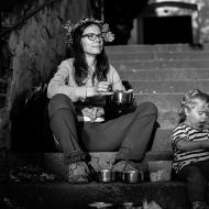 V poslední době jsme si oblíbili poklidné outdoorové večeře, zde například na schodech kostela v Babicích přežvykujeme mezi jednotlivými pokusy Radovánka o přelet schodiště