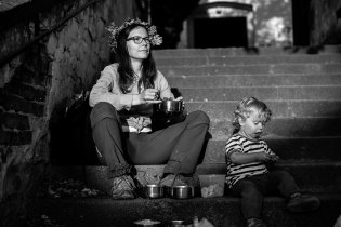 V poslední době jsme si oblíbili poklidné outdoorové večeře, zde například na schodech kostela v Babicích přežvykujeme mezi jednotlivými pokusy Radovánka o přelet schodiště