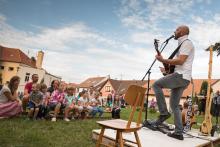 Když nosíme s panem muzikantem stejnou značku placatých bot, je to něco podobného, jako když jsme spolu pásli husy? :-)