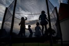 Slunce již pomalu zapadá za hlavy malých farníků