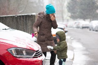 Tatínek z bezpečí auta dává venkovní četě pokyny, kde je ještě potřeba zabrat