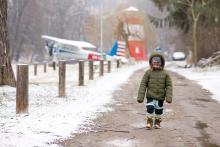 Scéna s letadlem a majákem