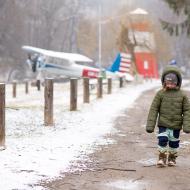 Scéna s letadlem a majákem