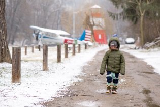 Scéna s letadlem a majákem