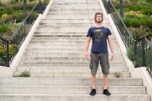 Stoupni si na ty schody a tvař se přirozeně, ano?