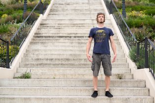 Stoupni si na ty schody a tvař se přirozeně, ano?