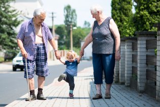 Prababička s pradědou na oslavu mě dovedou
