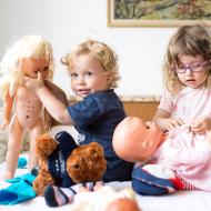 A proč ta panenka nepláče, když ji zamačkávám očičko?