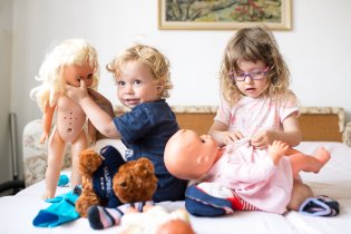 A proč ta panenka nepláče, když ji zamačkávám očičko?