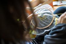 Lenka má foťáků plnou sukni, tak Tom bude mít aspoň jeden velkej na mikině