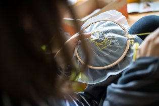 Lenka má foťáků plnou sukni, tak Tom bude mít aspoň jeden velkej na mikině