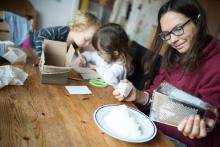 Ne děcka, to bohužel nebude koláč, to je maminčina domácí drogerie