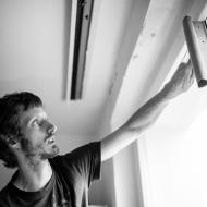 Tom několit let odolával s tím, že to neumí, ale nakonec podlehl a skrz okno v kuchyni už je nyní vidět ven :-)