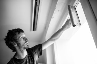 Tom několit let odolával s tím, že to neumí, ale nakonec podlehl a skrz okno v kuchyni už je nyní vidět ven :-)