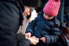 Oddělit zrno od plev dá malým ručičkám pěkně zabrat