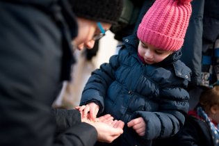 Oddělit zrno od plev dá malým ručičkám pěkně zabrat