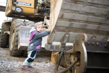 Já tu lžíci trochu pošoupnu, ať se Ti to tam líp vejde, ju?