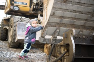 Já tu lžíci trochu pošoupnu, ať se Ti to tam líp vejde, ju?
