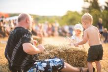 Děda bubeník zaučuje